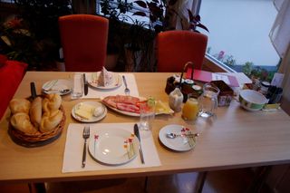 Frühstückstisch gedeckt