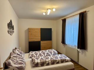 Schlafzimmer mit Doppelbett