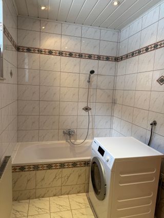 Badezimmer mit Waschmaschine
