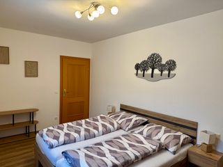 Schlafzimmer mit Doppelbett