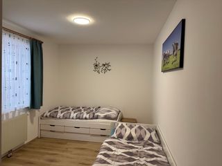 Schlafzimmer mit ausziehbaren Einzellbett