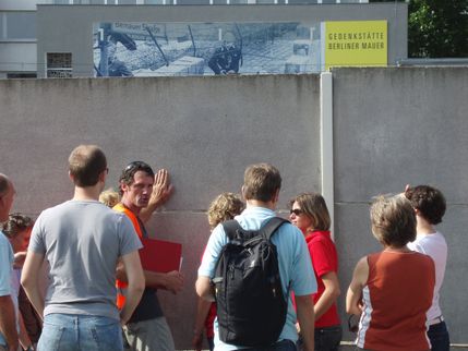 Berlin on Bike - Berliner Mauertour mit dem Fahrrad Guide: Englisch Ermäßigt (Schüler/Student)