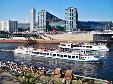 1-stündige Bootsfahrt in Berlin mit Sitzplatzgarantie Abfahrt: Friedrichstraße / Weidendammbrücke Gruppe (ab 20 Personen)