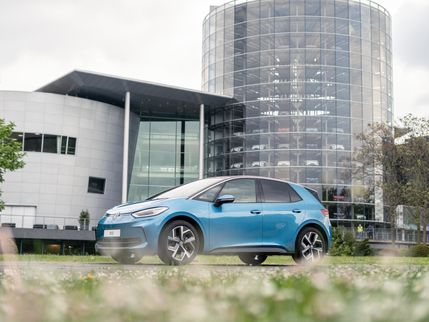 Eintritt & Führung durch die Gläserne Manufaktur plus Imbiss (VEGETARISCH) - nur in ENGLISCH - für FIB-Gäste 2027