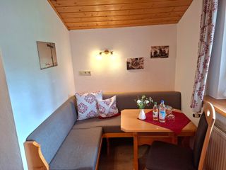Gemütliches Platzerl im Zimmer "Jochberg" im Knapphof Reit im Winkl