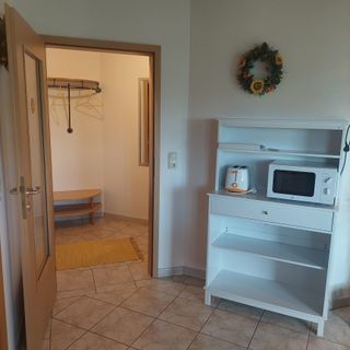 FeWo 1 Wohn/Schlafraum Garderobe
