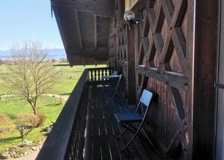 Balkon mit Ausblick auf den See und die Berge