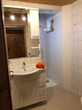 Bad mit begehbarer Dusche und Fußbodenheizung
