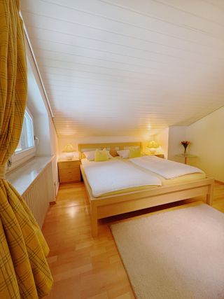 Schlafzimmer 1