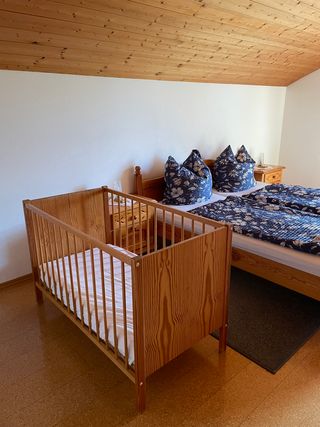 Schlafzimmer mit Gitterbett