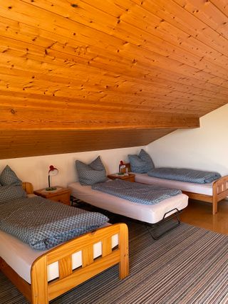 Kinderzimmer mit 3 Einzelbetten