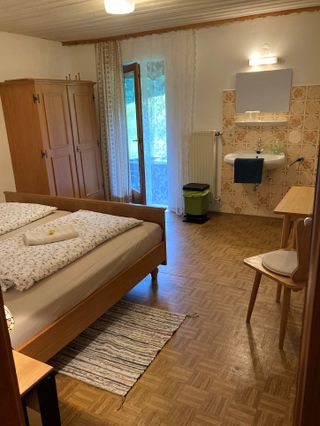 Gästehaus Weber in Gmain - Doppelzimmer mit Doppelbett und Waschbecken