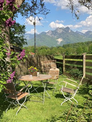Gästehaus Weber in Gmain - Gartensitzecke mit traumhaften Bergblick