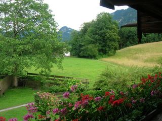 Gästehaus Weber in Gmain - Blick vom Balkon in den schönen Garten