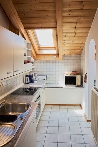 Schöne separate Küche mit neuen Geräten