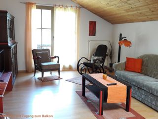 Wohnzimmer im Obergeschoss mit Zugang zum Balkon