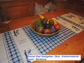 Esstisch mit Obst