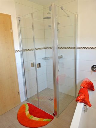 Badezimmer Dusche und Badewanne