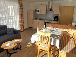 Wohnraum mit offener Küche und Terrasse