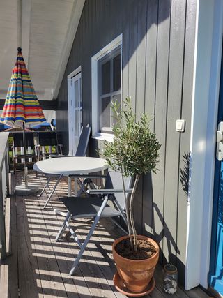 Ein sonniger Balkon lädt zum Verweilen ein