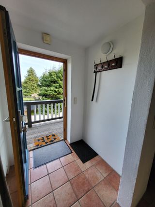 Der Eingang befindet sich östlich und führt über den dazugehörigen, sonnigen Balkon