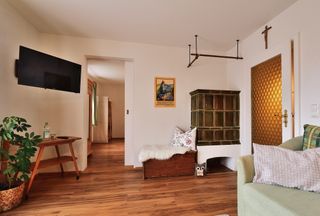 Ferienwohnung Kaiserblick - Wohn-Esszimmer mit Sat TV und Kachelofen