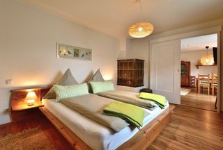 Ferienwohnung Kaiserblick - Schlafzimmer mit Gartenblick