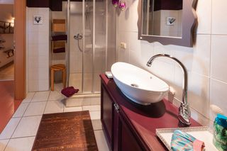 Bad mit Wanne und Dusche
