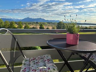 Balkon mit Blick auf Chiemsee und Alpen