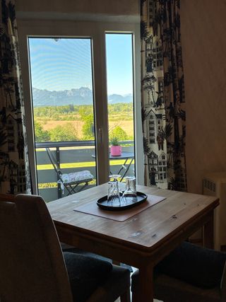 Schlafzimmer mit Blick auf Chiemsee und Alpen