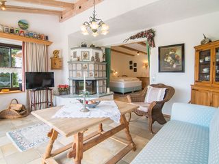 Wohnzimmer mit Blick ins Schlafzimmer