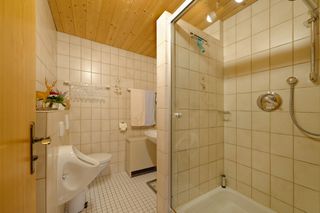 Badezimmer mit Dusche, WC und Urinal