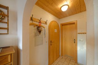 Blick auf den Eingang, Flur, Küche und Badezimmer