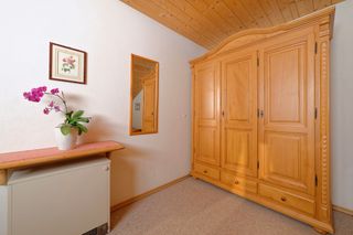 Schlafbereich mit Spiegel und Kleiderschrank