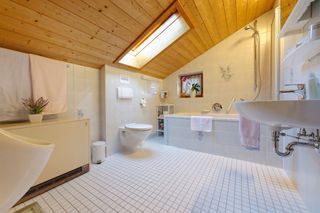 Badezimmer mit Dusch/Badewanne, WC und Urinal