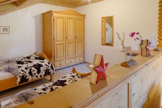 Schlafbereich mit Kleiderschrank und Spiegel