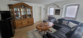 Wohnzimmer (Tür zu Schlafraum)
