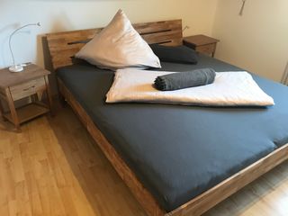Doppelbett im Schlafzimmer "Marktblick"