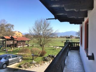 Balkon mit Aussicht auf die Chiemgauer Berge