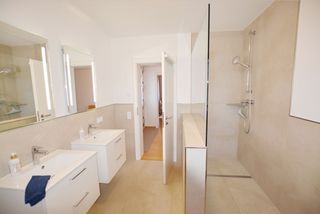 Grosses Badezimmer