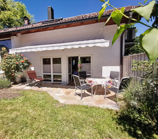 Ferienhaus "Im Inntal dahoam" Außenansicht Terrasse mit Gartenmöbeln