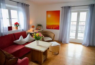 Wohnzimmer mit Balkontür