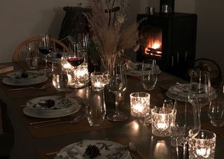  Mit Kerzenlicht und Feuerschein - ein stimmungsvoller Abend am großen Sandstein-Tisch