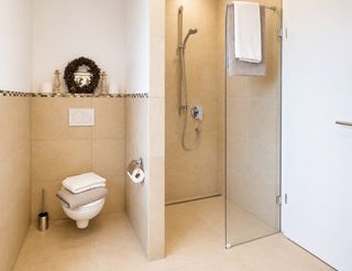 zusätzliche Dusche und WC der Fewo, auch der Boden der Dusche ist durch die Bodenheizung wohlig warm