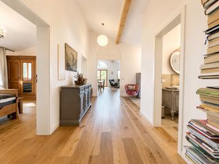 Im Gang befinden sich genug Bücher und Spiele für  um einen Regentag zu überbrücken