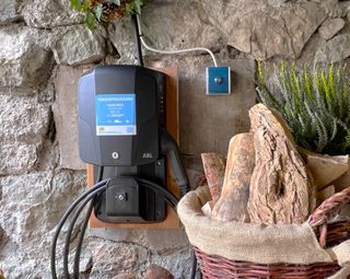 Unser Strom ist aus 100% erneuerbarer Energie, Ladestationen für E-Auto und  E-Bike, Brennholz aus Kiefersfelden