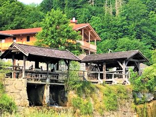Alpen-Landhaus mit Wehranlage  am Kieferbach.jpg