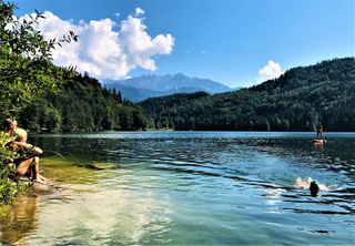 Der Hechtsee  ist 2, 5 km von der Fewo Bachperle zwischen Berg und See entfernt und ideal zu Baden und Wandern