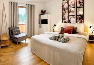 Dieses Schlafzimmer verfügt sogar über einen eigenen Balkon