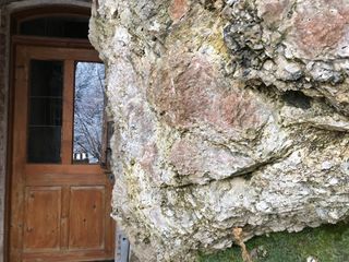 Eingang zum Felsenkeller im Ferienhaus zwischen Berg und Bach am Fuße des Buchberges